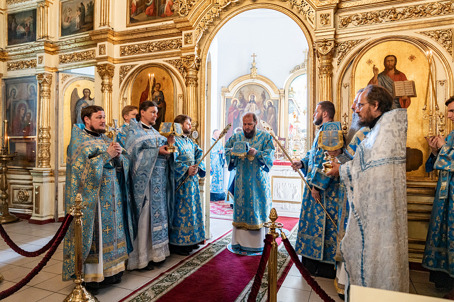 Божественная литургия в Троицком храме села Ваулово м.о. Чехов в день празднования Боголюбской иконы Божией Матери